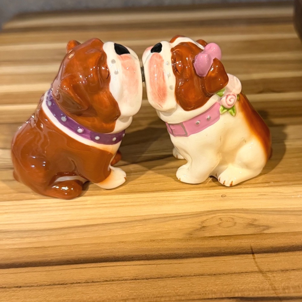 Magnetic Kissing Bulldogs Salt and‎ Pepper Shakers Ceramic Dog Set Brown White
